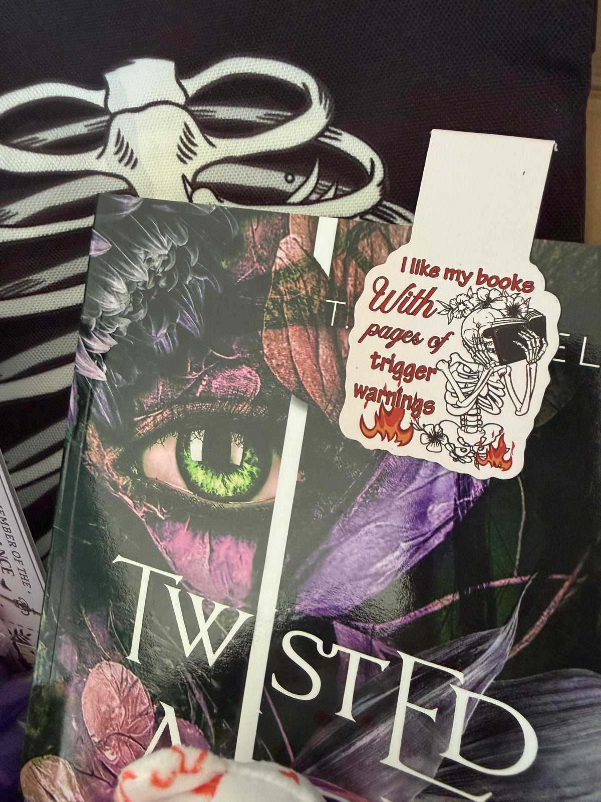 M+ 3-in-1: Dark Romance, Gothic Romance, Erotic Horror + optional toy